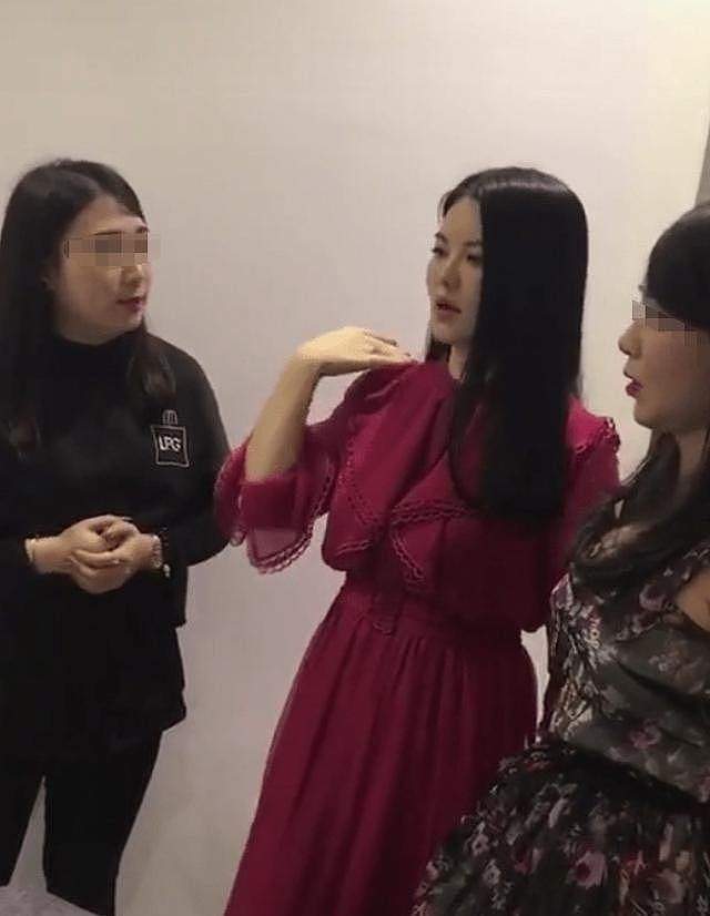 李湘带女儿看秀，王诗龄仅外套就三万还背名牌包，母女俩越长越像 - 5