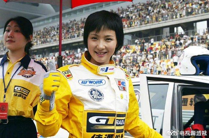 2004年，成龙慈善杯车赛活动上的女明星 - 7