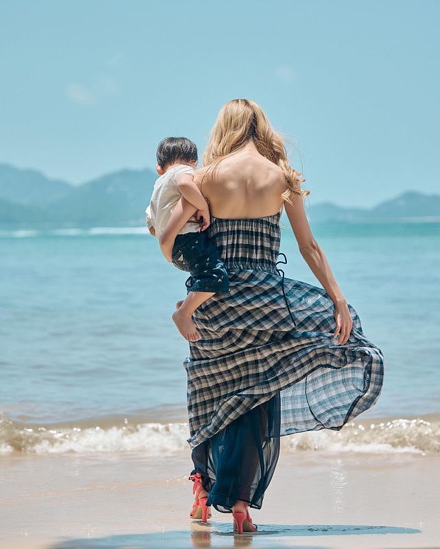 陈凯琳与小儿子在沙滩玩耍拍美照 很有孝心提前为妈妈庆祝母亲节 - 6