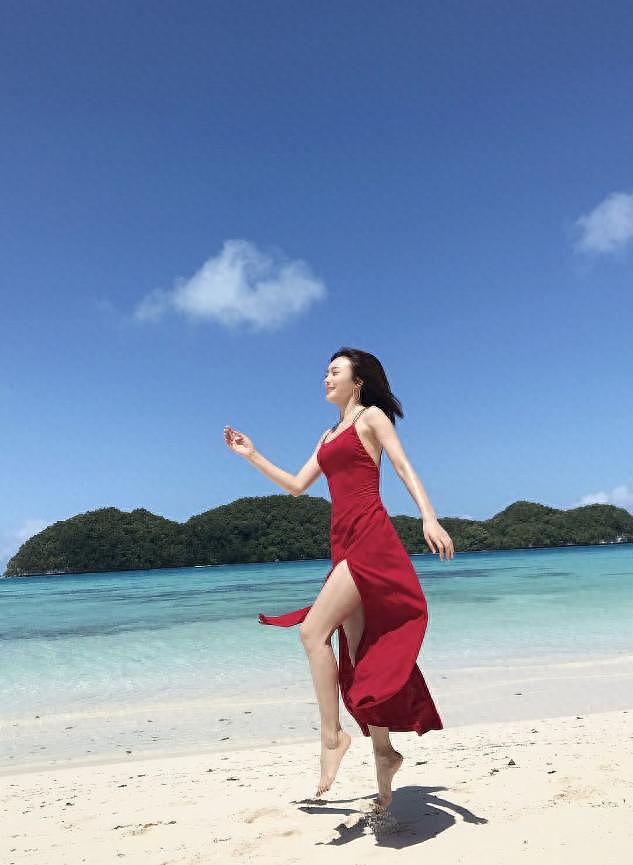 秦岚的“奶白腿”火了！一袭吊带红裙现海边好美，嫩得像个水蜜桃 - 1