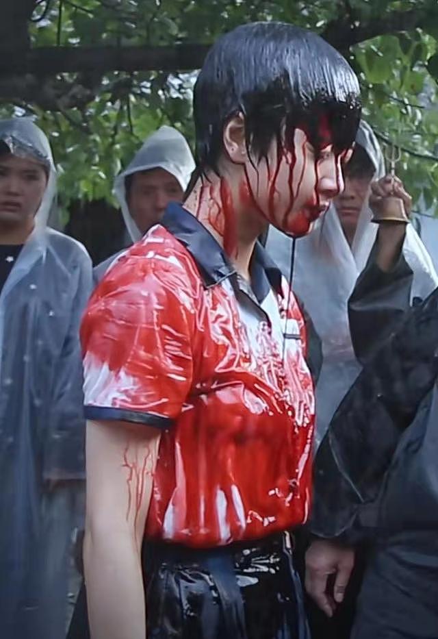 演员李梦晒拍戏花絮，血浆浇头还淋暴雨，称用肥皂洗三天才洗净 - 4