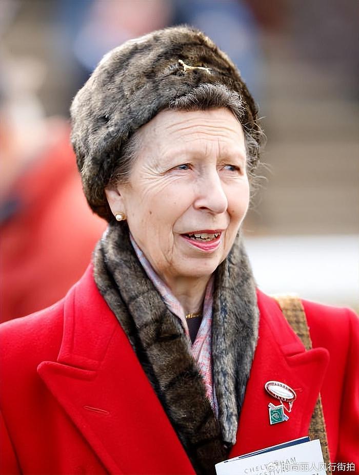 73岁安妮公主成王室定心丸？穿红色大衣淡定亮相，比卡米拉更惊艳 - 7