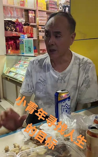 71岁王全有现身农村，坐在街边喝罐装啤酒，被网友称赞接地气 - 1