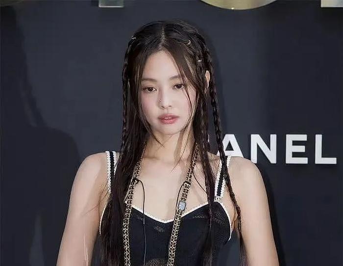 头发丝都挂满香奈儿的Jennie，再也回不去曾经的性感小野猫了？ - 2