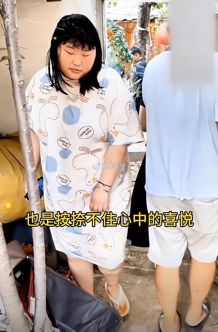 朱雪梅喜当姑姑，给陈萌拿大红包，腿上有伤疑似患肥胖症 - 2
