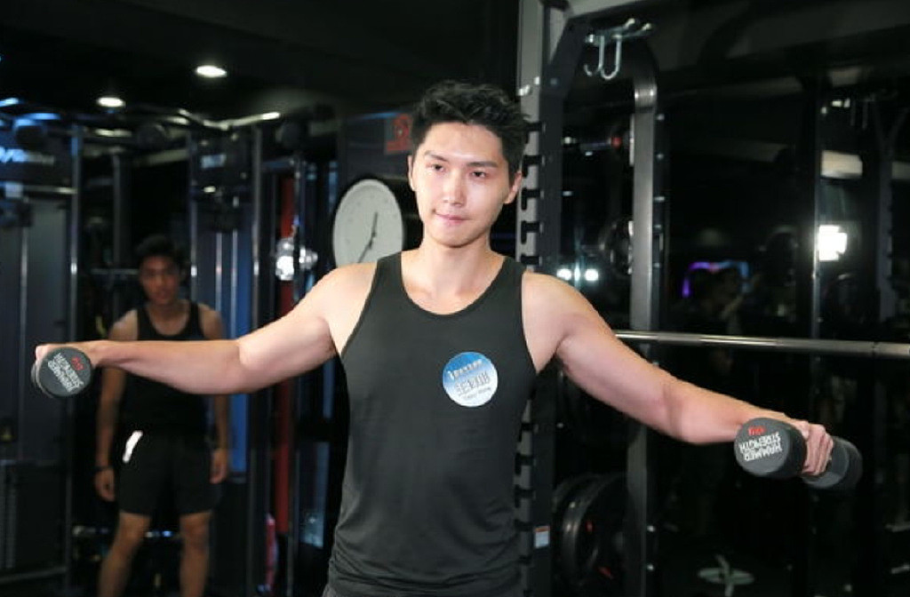 王浩信32岁弟弟转行卖保险，与同事拍宣传照站中间，身材高挑抢镜 - 7