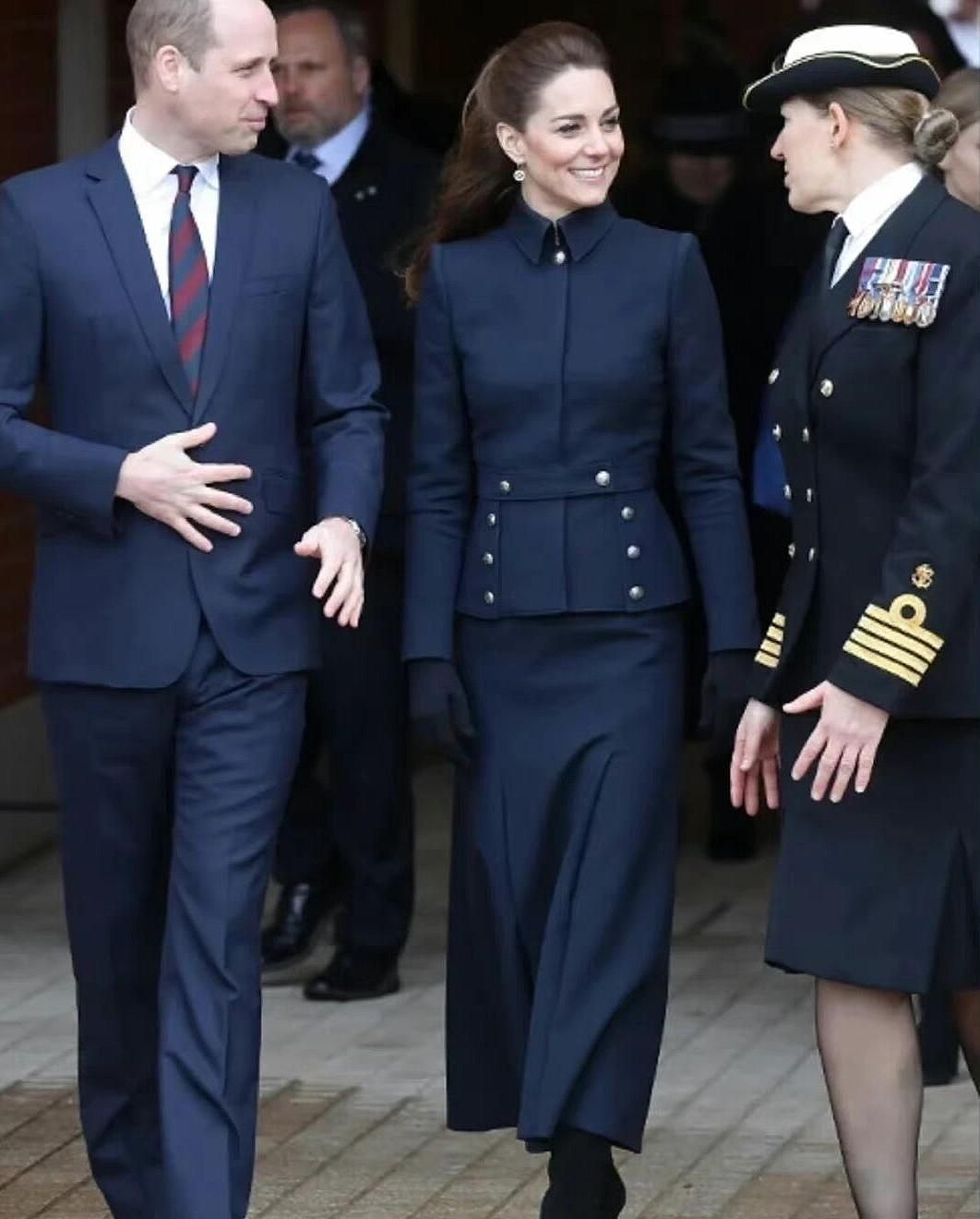 凯特王妃40岁首现身，蓝色大衣配喇叭裤时髦优雅，成皇室穿搭模版 - 12