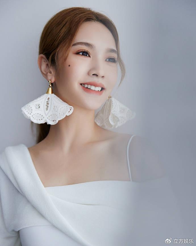 杨丞琳穿白色长裙恬静如月光 花瓣耳饰更衬优雅气质 - 6