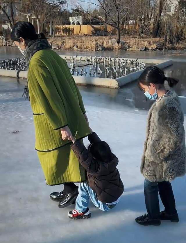 黄磊老婆孙莉带仨娃踏冰，小腹隆起被疑怀四胎，16岁多多颜值惊艳 - 11