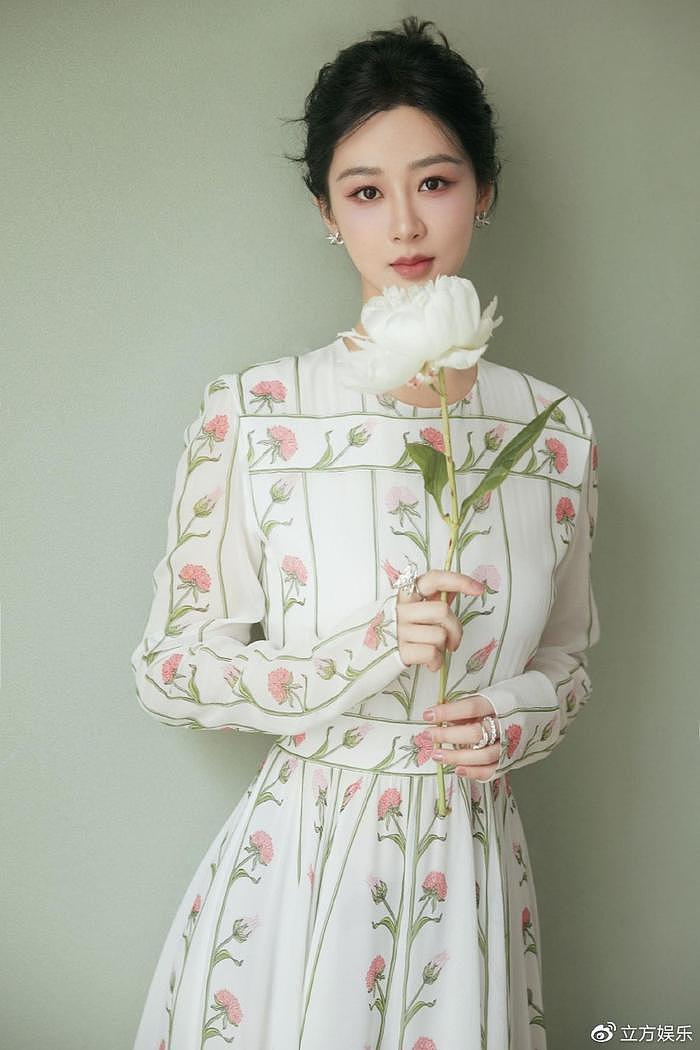杨紫白色印花长裙盘发造型优雅动人 手持鲜花合影人比花娇 - 1