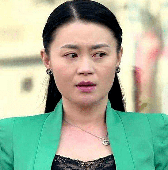 关婷娜回应和赵本山没有关系，被力捧17年，身材火辣39岁仍未婚 - 7