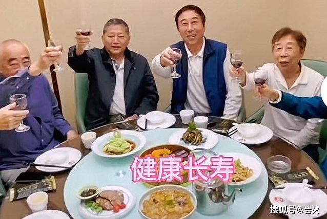 63岁冯巩为亲哥哥庆生！手机屏幕碎掉一块，八个人吃4碗菜太节约 - 5