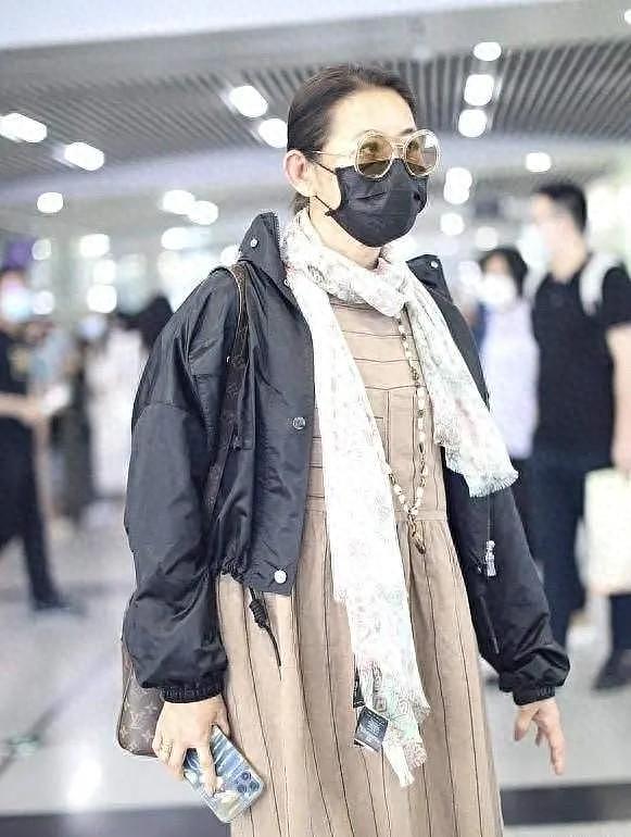 倪萍65岁瘦身变漂亮，穿娃娃裙走机场，穿出了中老年人的时尚美感 - 1