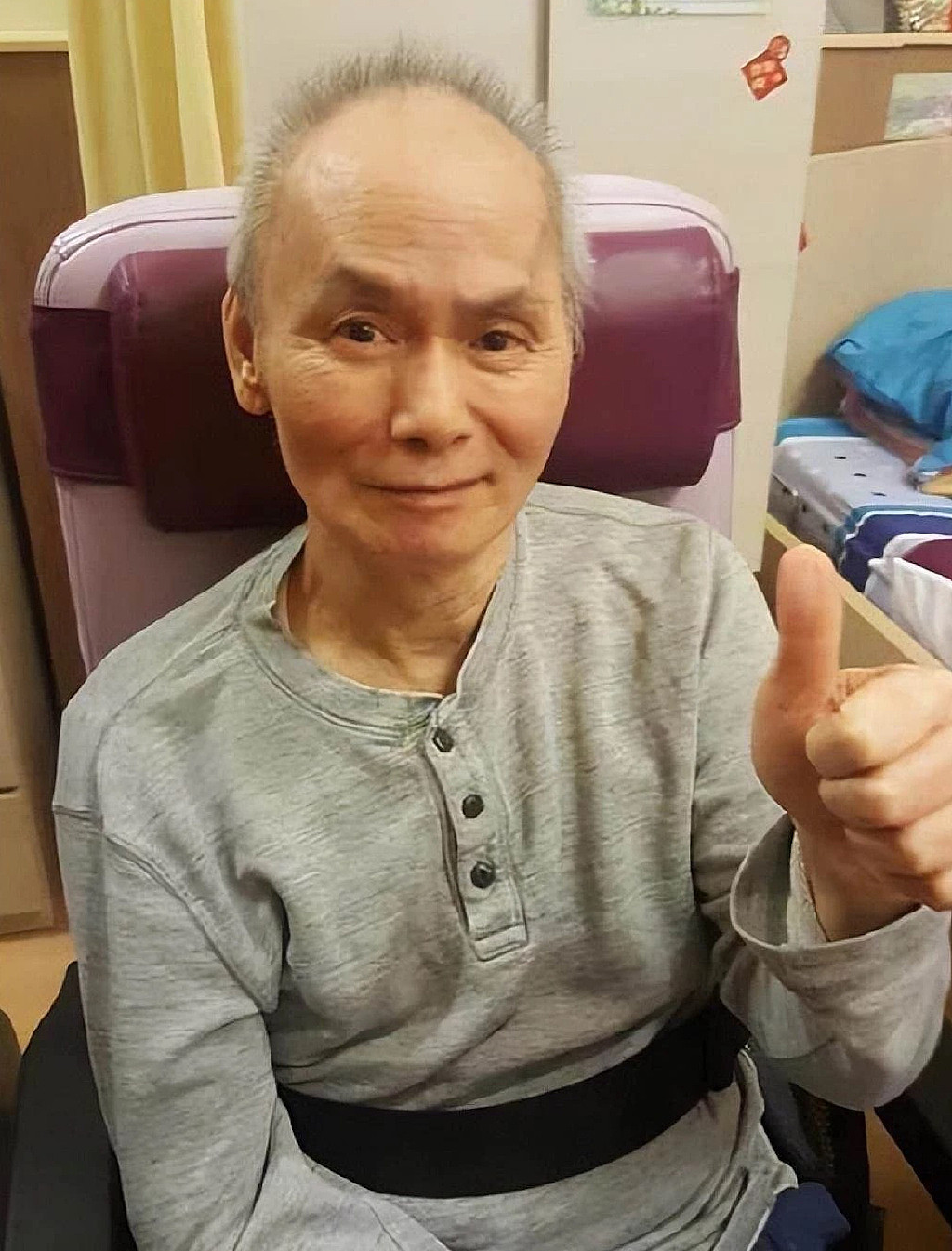 67岁刘家辉被曝回TVB参观，路遇熟人激动落泪，瘫痪后长居养老院 - 1