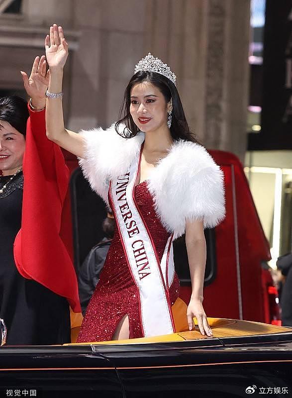 环球小姐中国区总冠军姜斯琛 亮相好莱坞圣诞游行 - 3