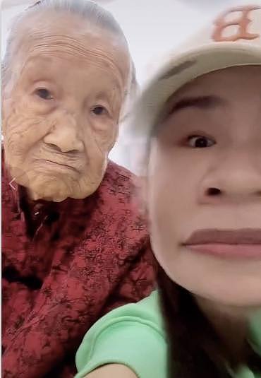 TVB女星黄翠如坐高铁回汕尾老家，开心探望102岁婆婆，两人玩自拍 - 3