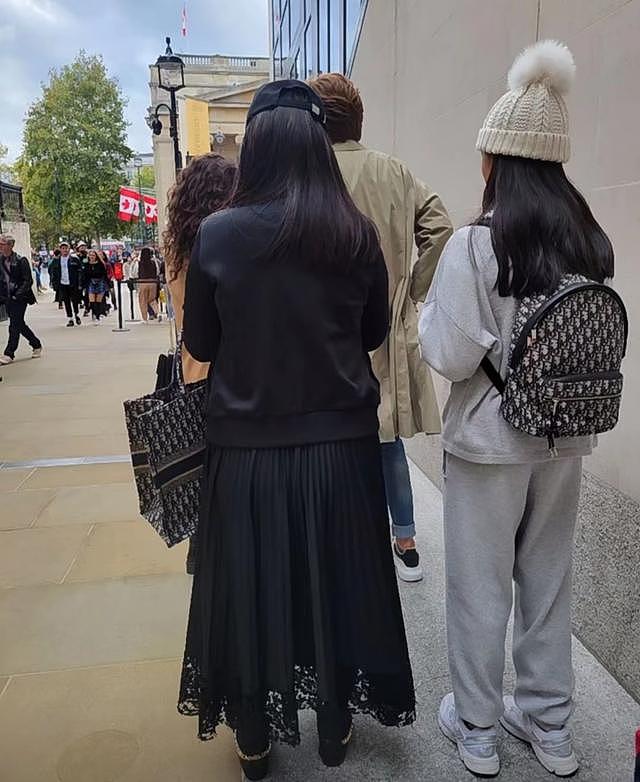 李湘母女现身英国国家美术馆，背万元名牌包，13岁王诗龄身材纤瘦 - 2