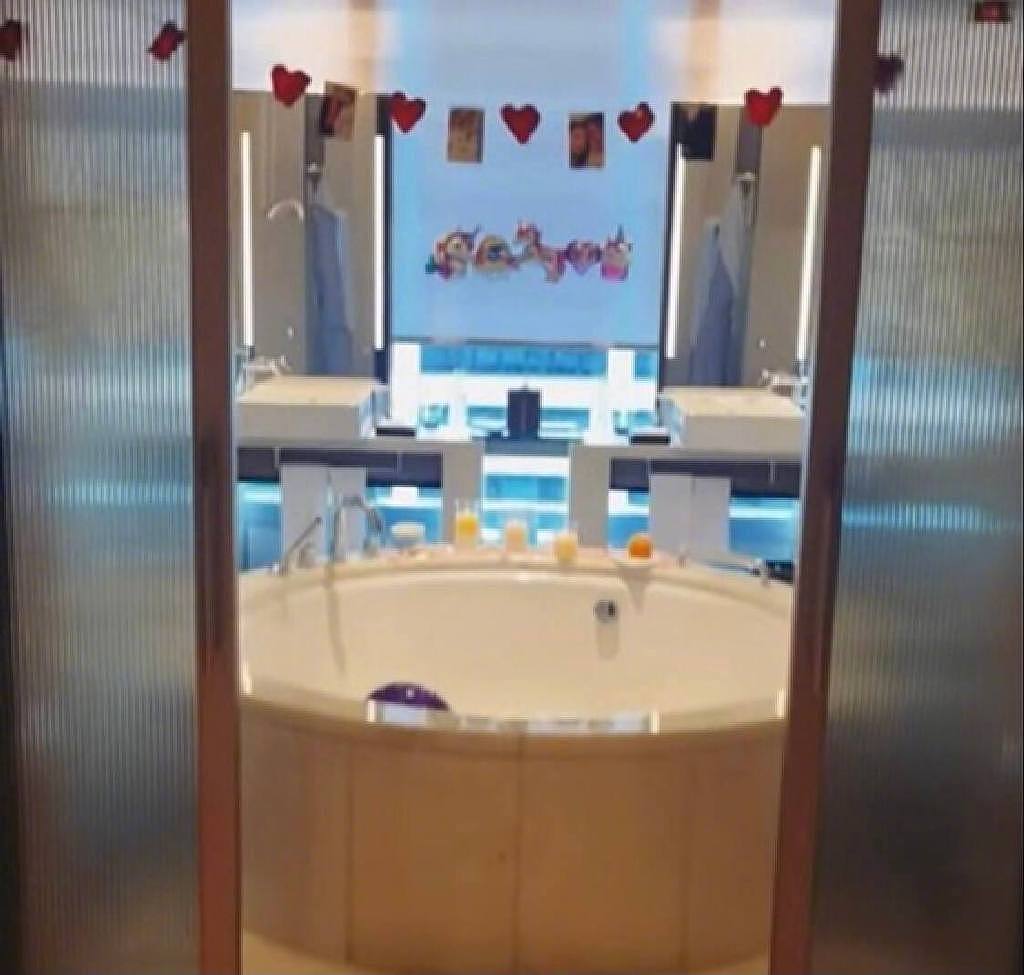 马国明提前和汤洛雯庆祝情人节，浴室挂满两人照片，网友急催生 - 8