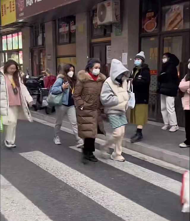 55岁江珊在上海小巷被偶遇，打扮朴素显发福，被指太路人快认不出 - 3