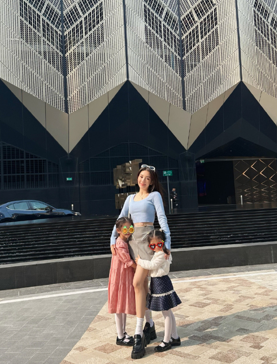 郭富城带方媛两个女儿旅游庆祝女儿4岁生日 一家四口开心拍全家福 - 2