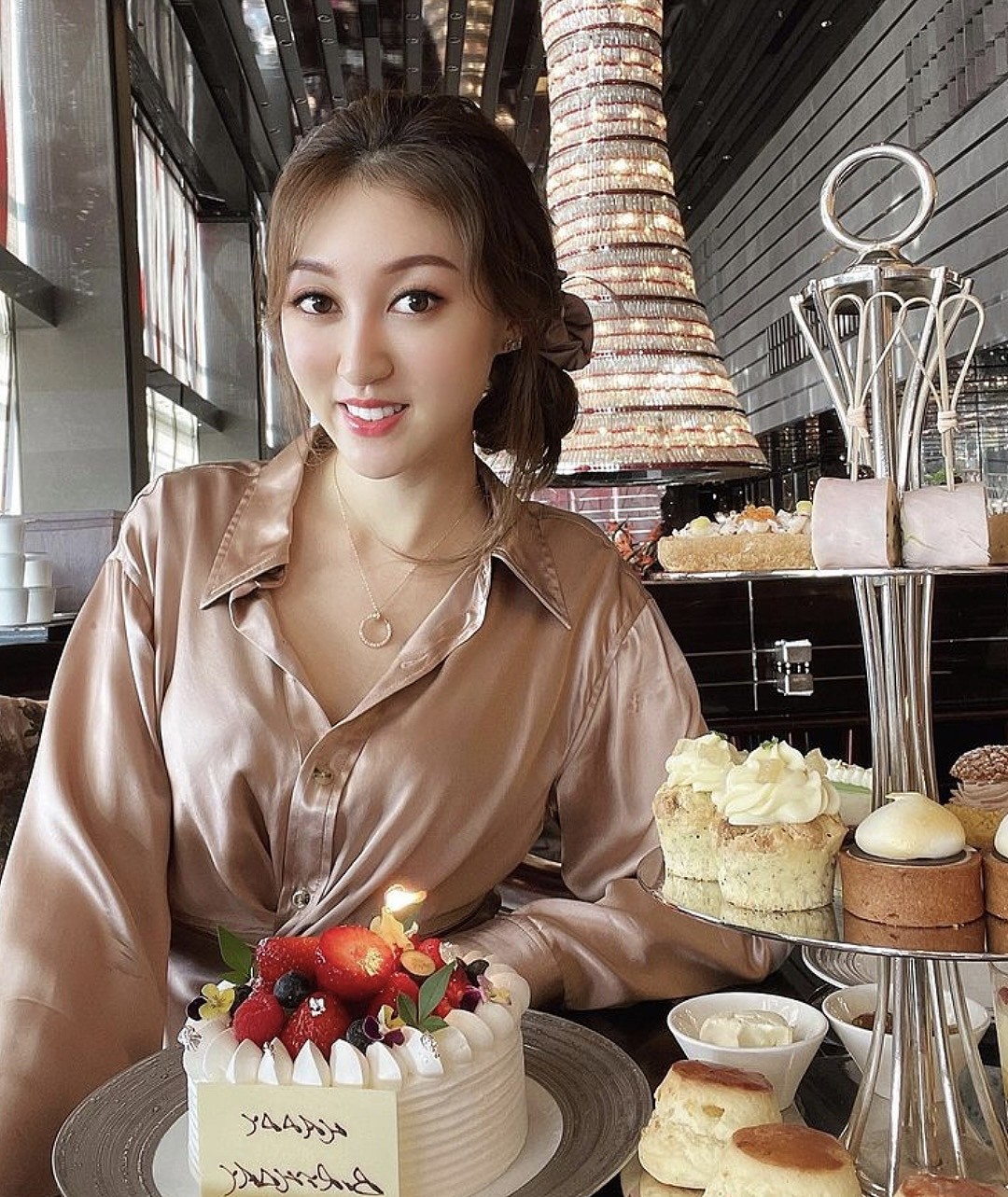港姐何艳娟庆祝30岁生日，鲜花蛋糕摆满桌子，离婚后获三亿分手费 - 1