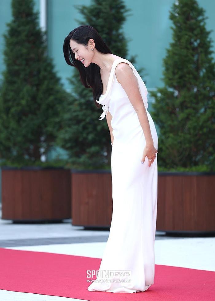 孙艺珍电影节红毯状态吸睛，网友：大方自然美，一袭白裙优雅至极 - 3