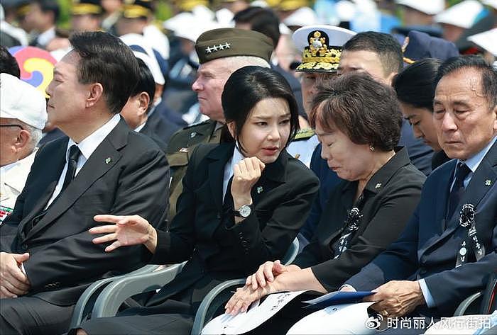 韩国第一夫人穿黑色套装出席纪念日活动！扎低马尾又嫩了，太冻龄 - 7