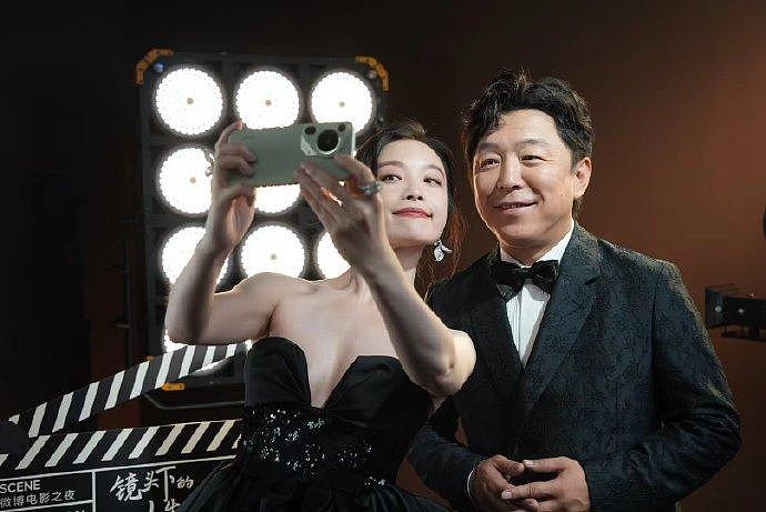 微博电影之夜，倪妮和黄渤带着《一个男人和一个女人》清新亮相 - 6