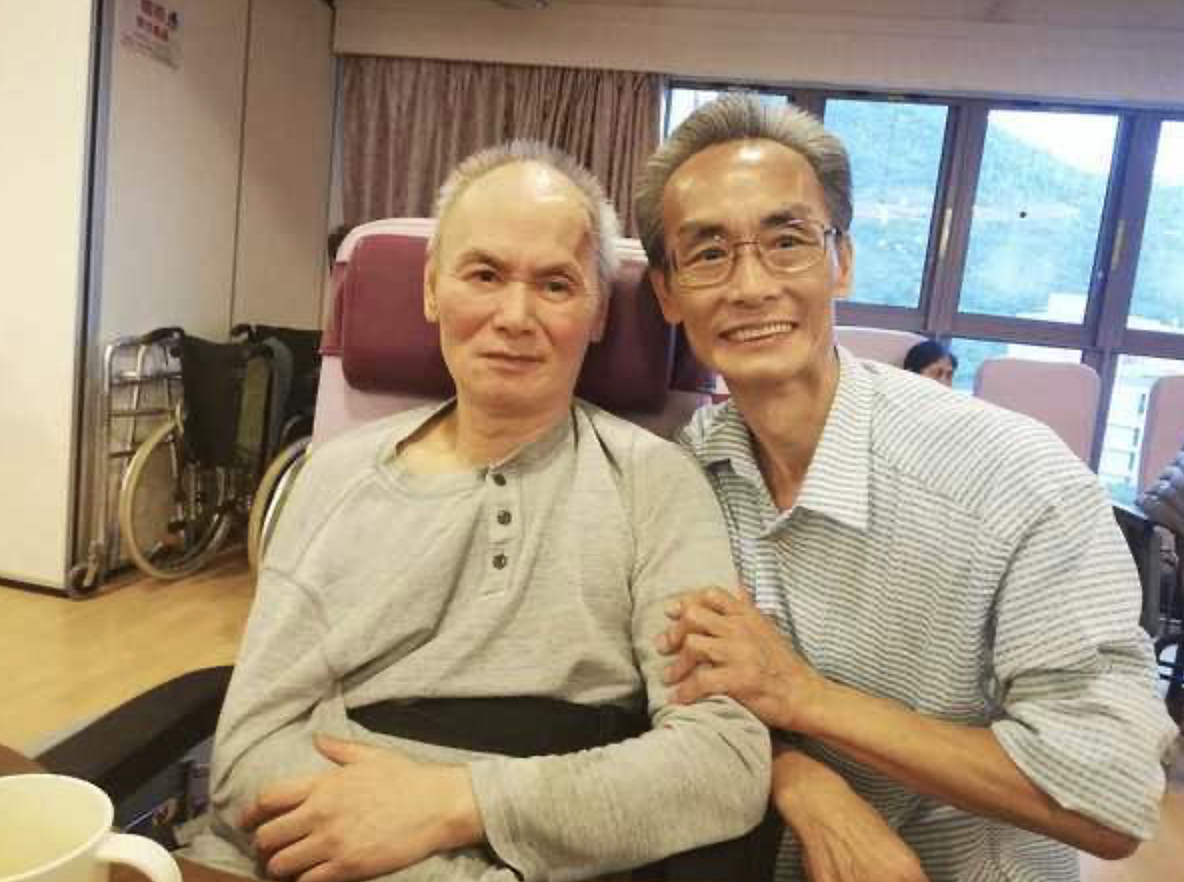 66岁刘家辉近照曝光，满头白发精神奕奕，瘫痪后留居老人院已11年 - 2
