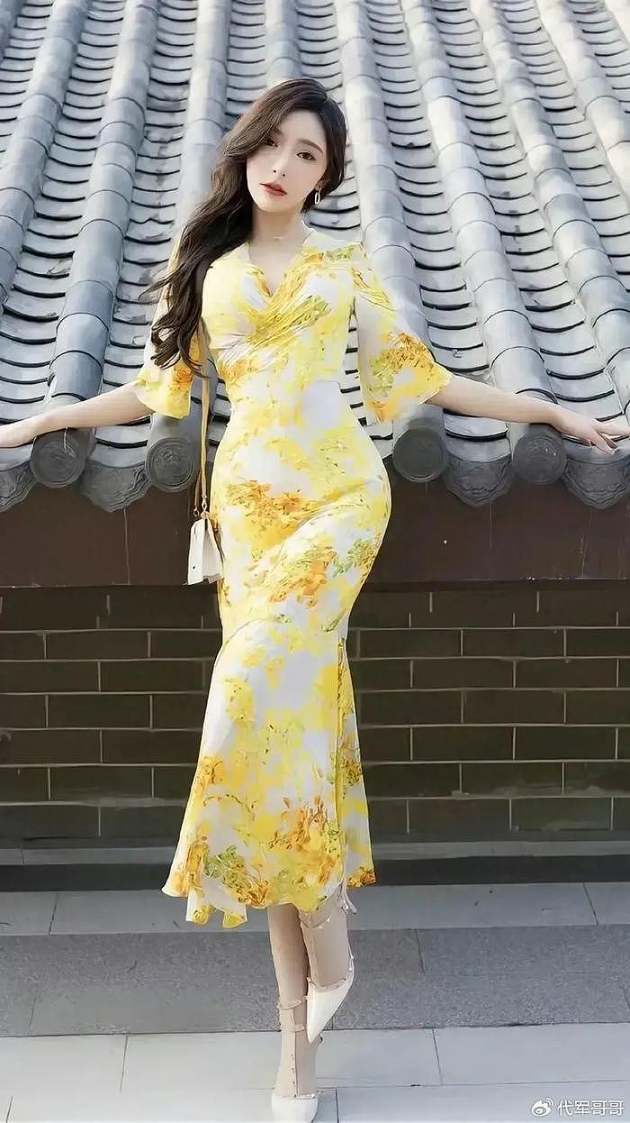 美女模特王馨瑶：一袭高开叉黑裙，身材火辣，堪称人间极品 - 1