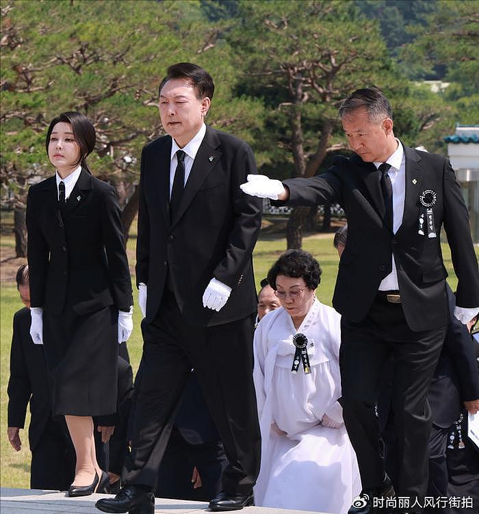 韩国第一夫人穿黑色套装出席纪念日活动！扎低马尾又嫩了，太冻龄 - 3
