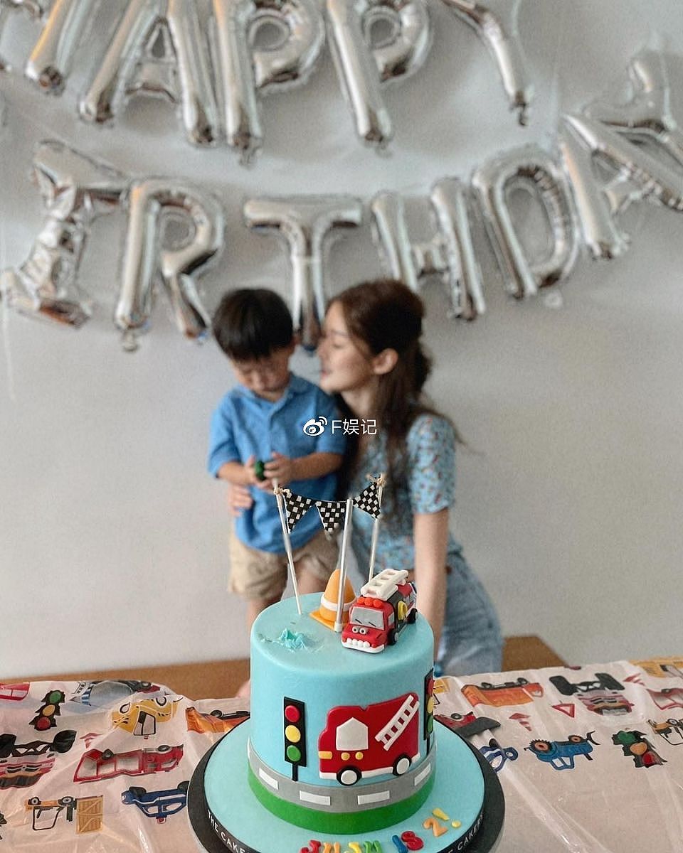 岑丽香一家在家为小儿子庆祝2岁生日 一家四口拍下开心全家福 - 4