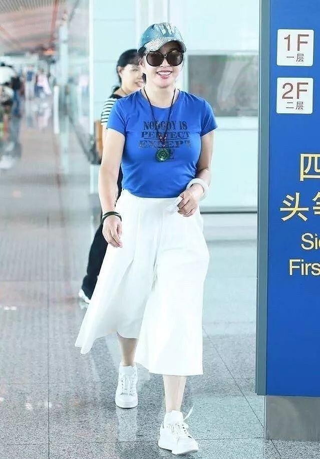 刘晓庆越老越时髦，穿格纹衬衫+小白裤+小白鞋，高级减龄又洋气 - 7