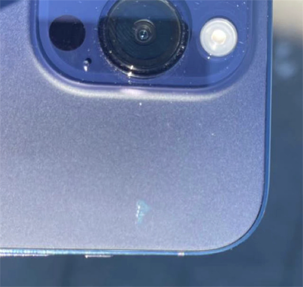 iPhone 14 Pro紫色工艺有缺陷：背壳磨砂会脱落 - 2