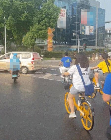 吴京街头骑自行车赶活动，找路人问路接地气，快到粉丝都追不上 - 2