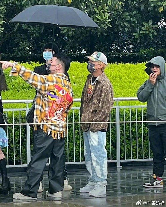 知名rapper带诺米游上海迪士尼，粉丝狂欢笑声不断 - 1