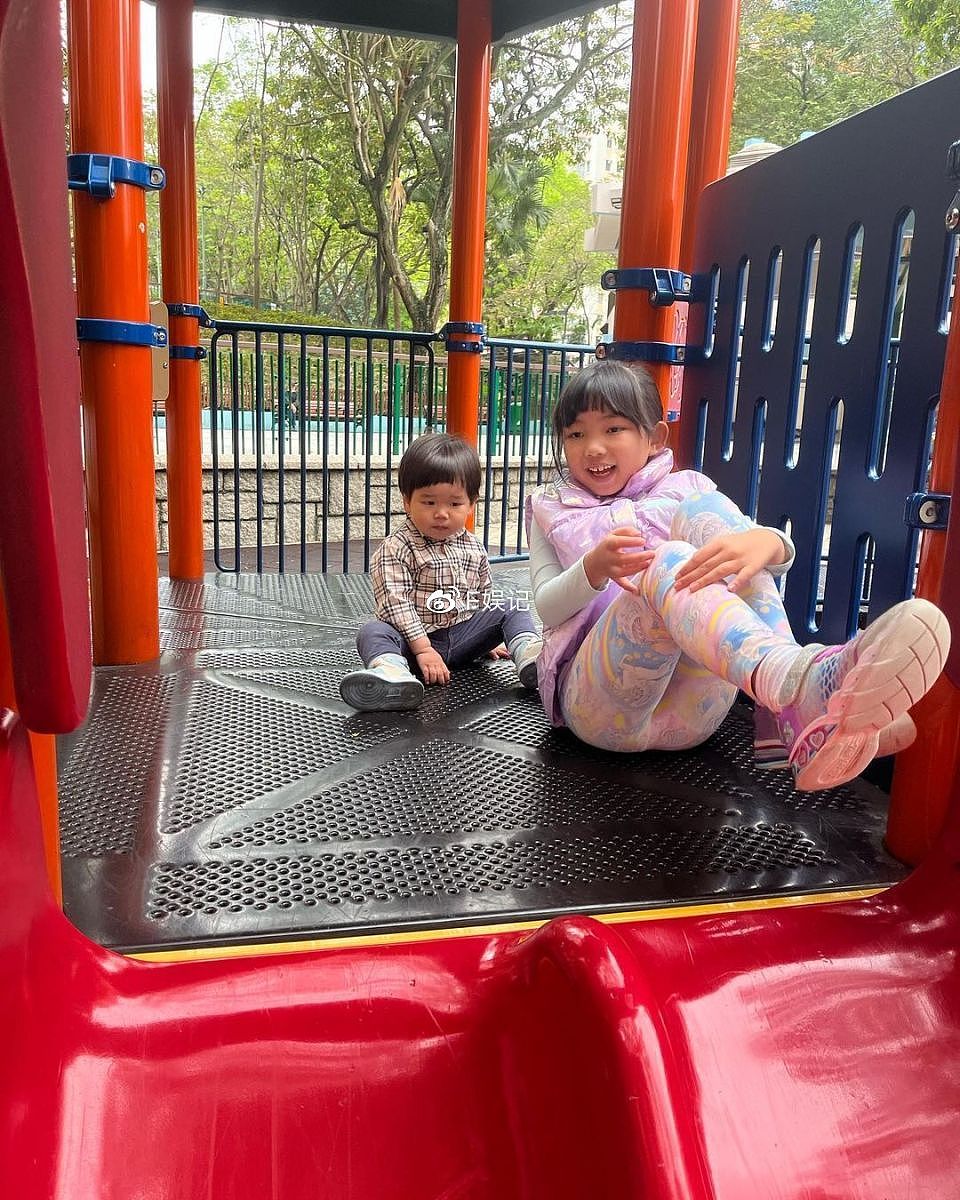 张颖康独自带3个子女去公园玩耍 一整天下来累到直接睡着 - 4