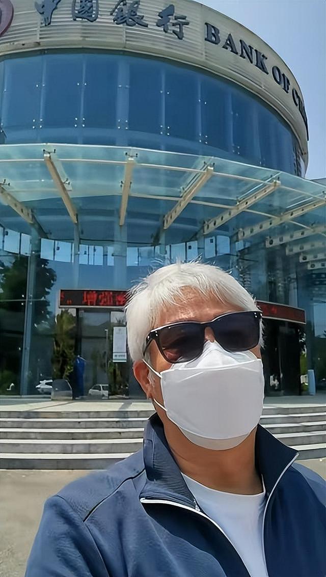 港星尹扬明在内地办居住证，还领取医保卡，直呼看病方便福利多 - 2