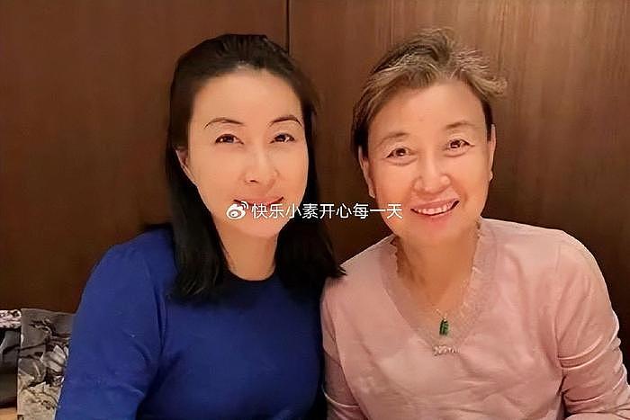 郭晶晶陪“两个妈妈”度假，67岁郭妈妈精气神十足，一家人好幸福 - 10