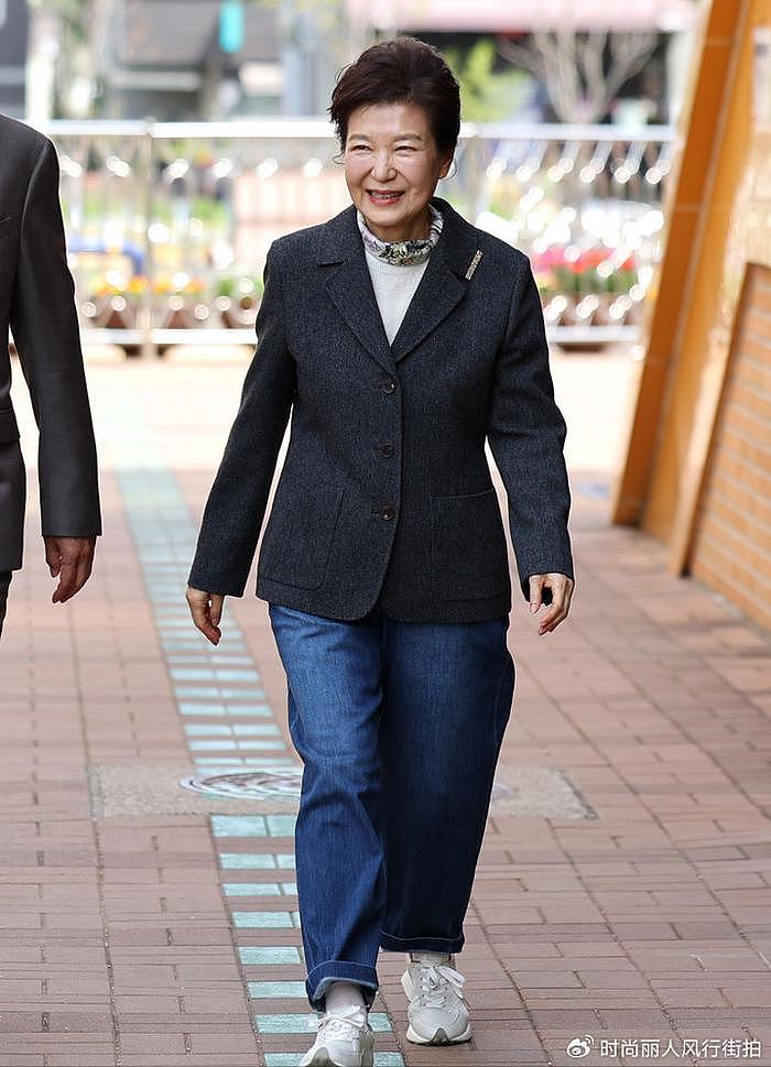 71岁朴槿惠最新亮相！小西装配印花丝巾好精致，脸上没啥皱纹很嫩 - 7