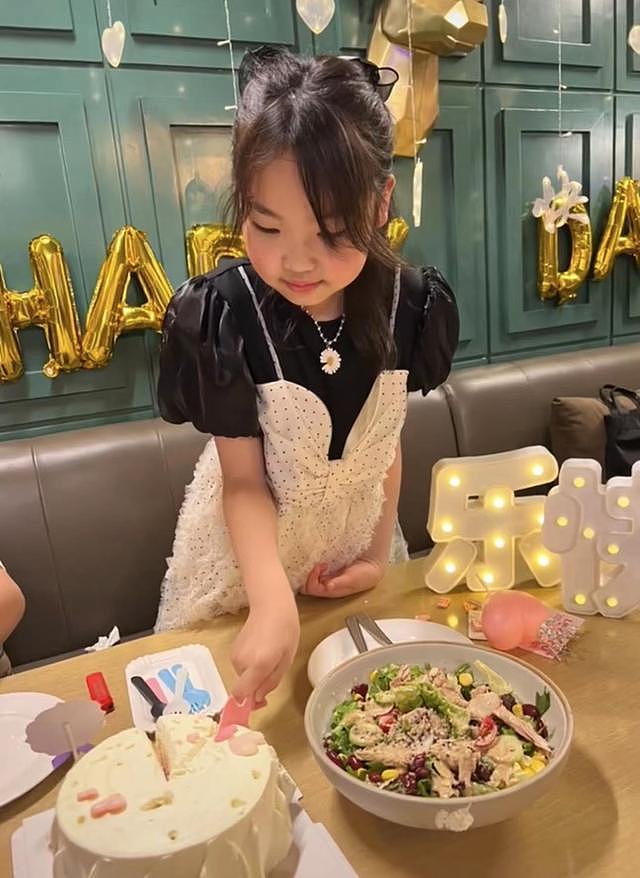 刘能吃大餐为女儿庆生，小11岁老婆显富态，一家三口共用一张脸 - 3