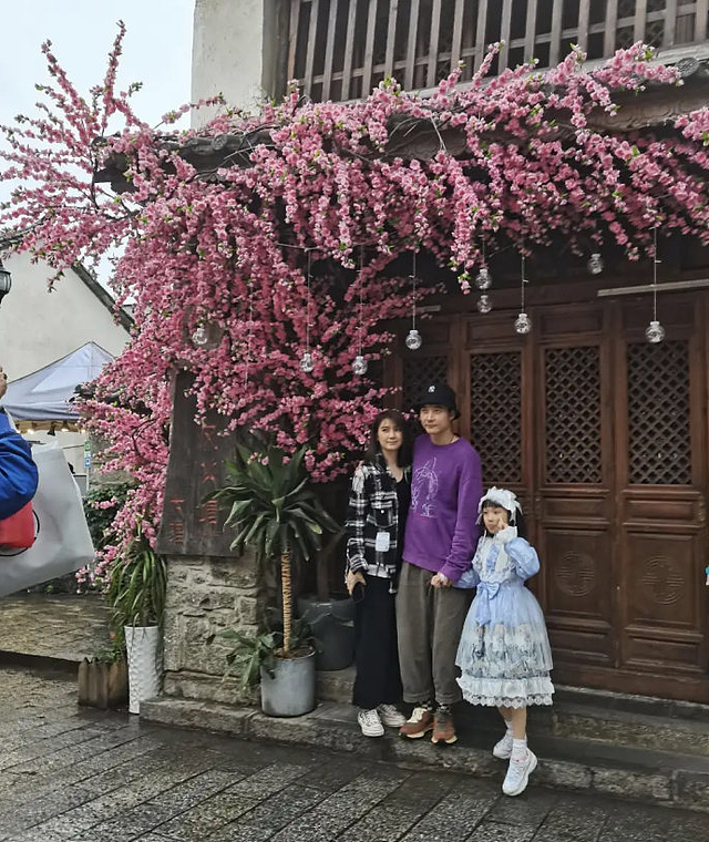 张丹峰晒与女儿跳舞视频，7岁彤彤乖巧可爱，被曝拍摄人是洪欣 - 16