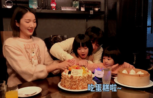 王祖蓝生日与妻女一起开心度过 获两个女儿献吻很甜蜜 - 6