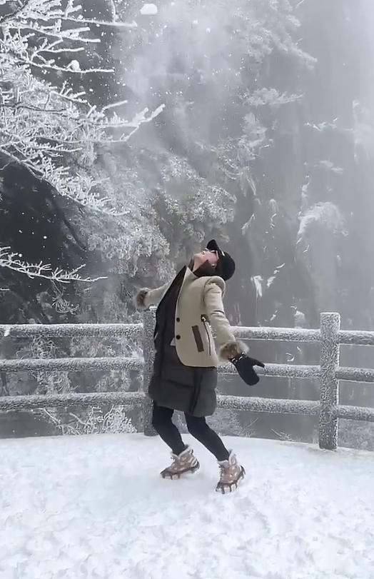 55岁刘嘉玲再登黄山，穿两件厚外套身材仍纤细，雪地撒欢颠覆形象 - 3