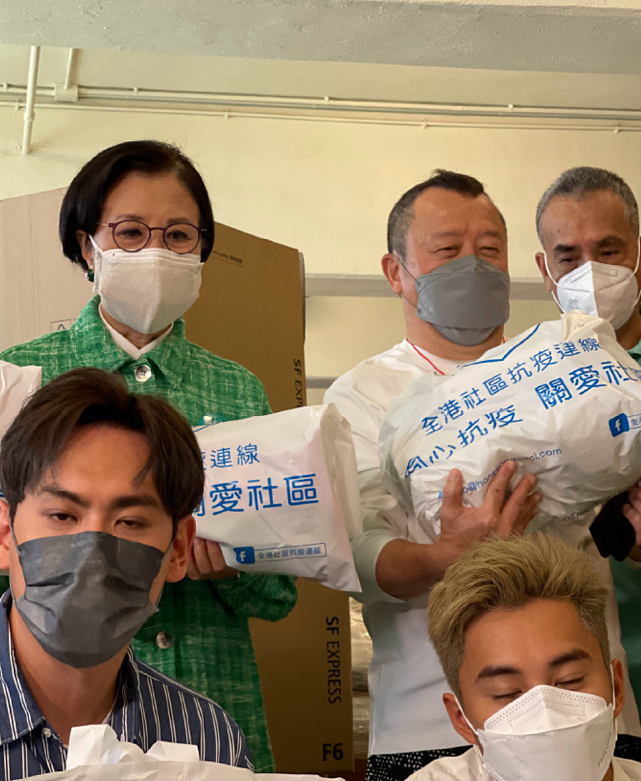 汪明荃曾志伟携艺人代表TVB与公益团队上门给有需要人士派福袋 - 5