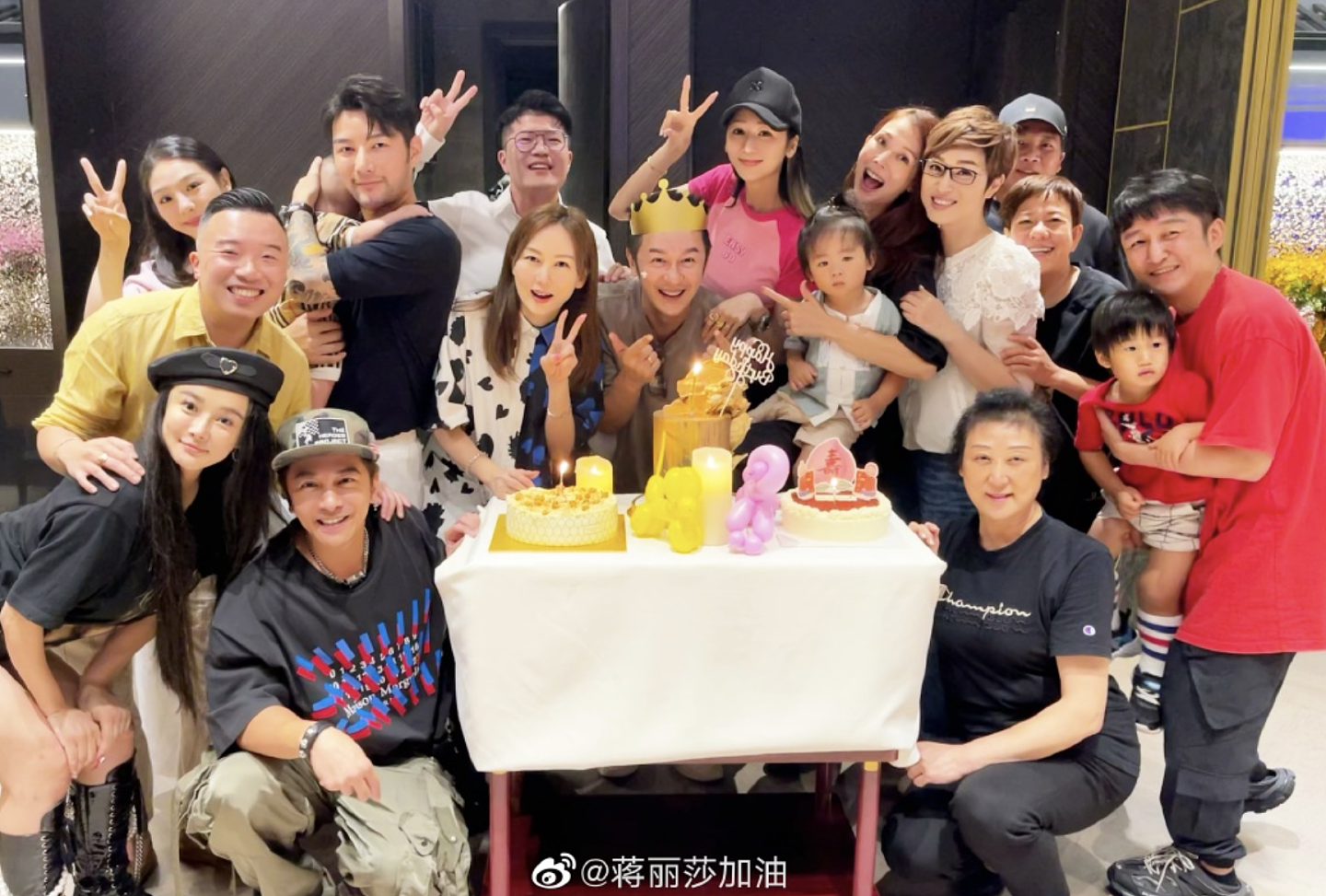 陈浩民办派对庆祝52岁生日，全家合照幸福温馨，一家人共用一张脸 - 1