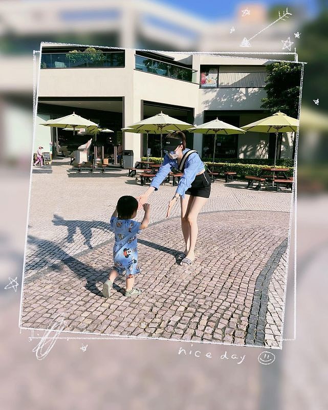 前TVB艺人沈卓盈与老公牵着儿子散步享家庭乐 穿短裤秀白滑大长腿 - 2