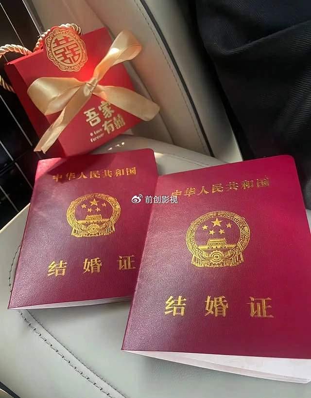 汪小菲晒结婚证官宣结婚，两人今天正式登记结婚，女方钻戒超夺目 - 2