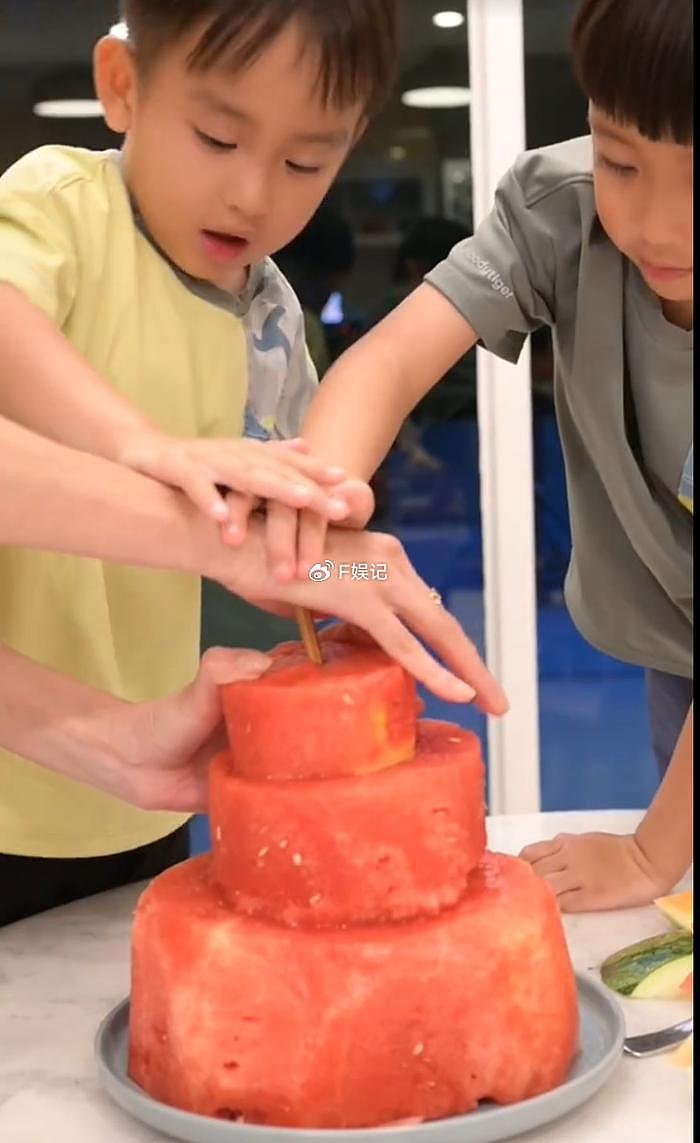 三代同堂开心庆祝！陈凯琳和儿子们亲手制作水果蛋糕为郑嘉颖庆生 - 8