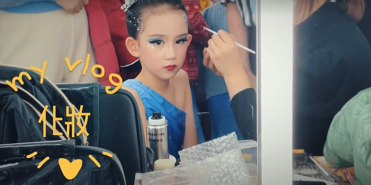 黄磊8岁小女儿参加舞蹈比赛，化浓妆美成精灵，舞蹈水平不输孙莉 - 1